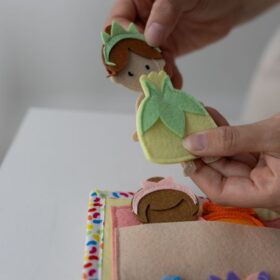 Pravljični svet tiha knjiga z oblekicami, ogledalom in dodatki za otroke od 2 leta dalje