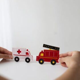 Didaktična igrača z vozili, cesto in mostom za razvoj fine motorike