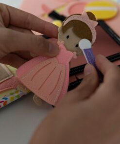 Pravljični svet tiha knjiga z oblekicami, ogledalom in dodatki za otroke od 2 leta dalje