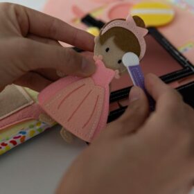 Pravljični svet tiha knjiga z oblekicami, ogledalom in dodatki za otroke od 2 leta dalje