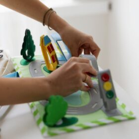 Didaktična tiha knjiga Prometni svet z vozili za razvoj otroka